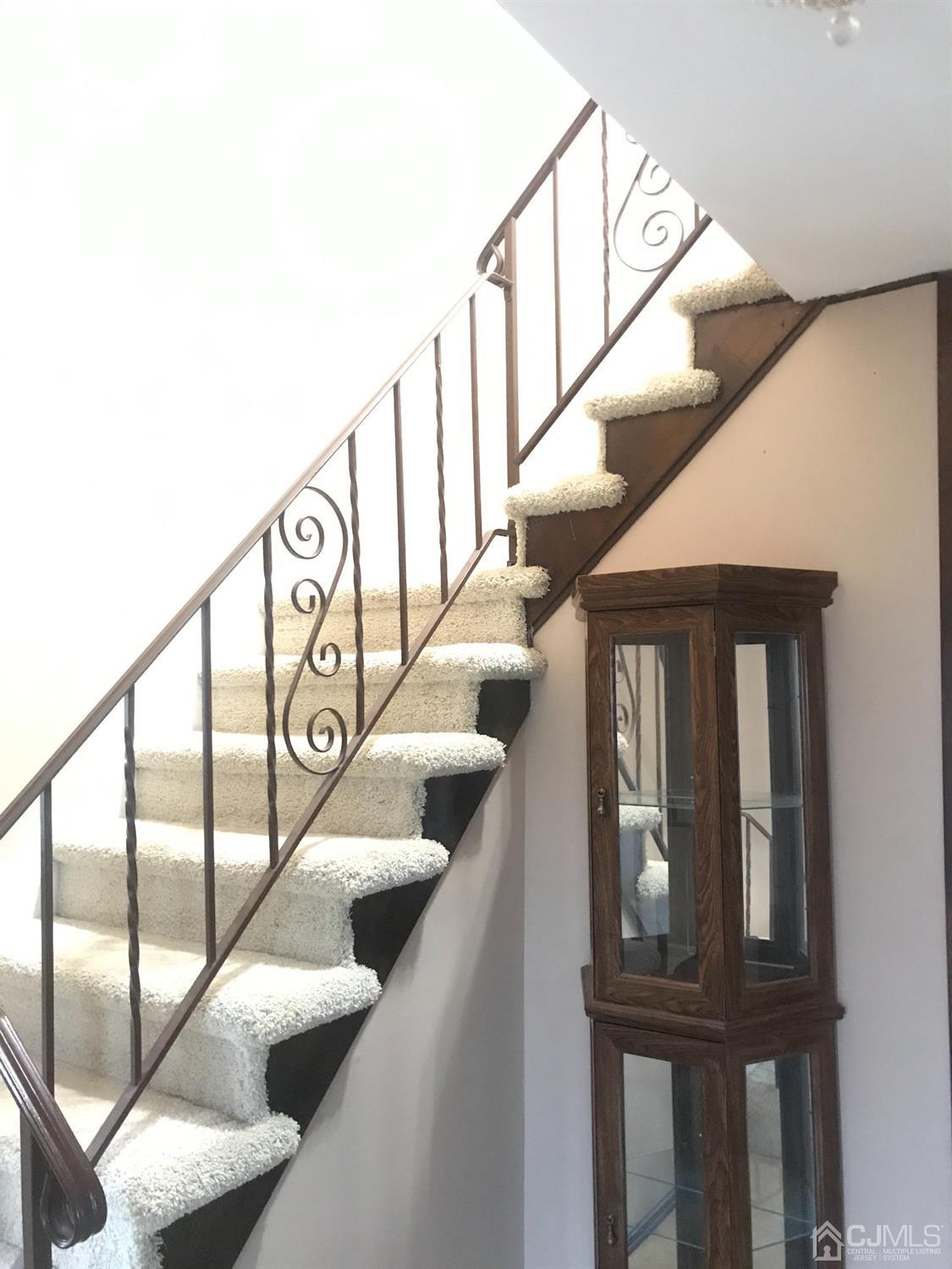 25 Roxy Avenue Edison, NJ 08820 - Photo 3 of 32 a view of entryway