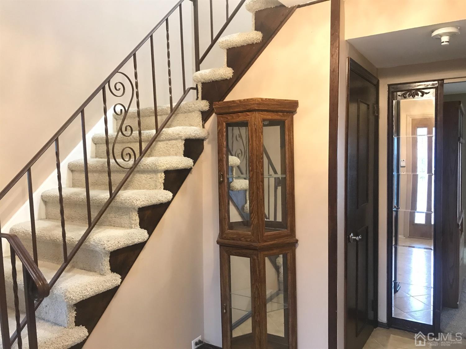 25 Roxy Avenue Edison, NJ 08820 - Photo 4 of 32 a view of entryway