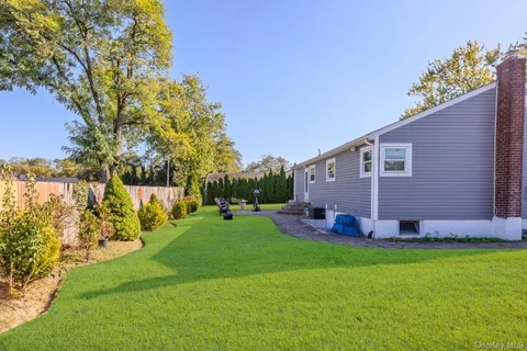 a view of a house with backyard