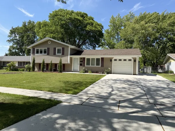 $3,200 | 920 Royal Court, Schaumburg, IL 60193