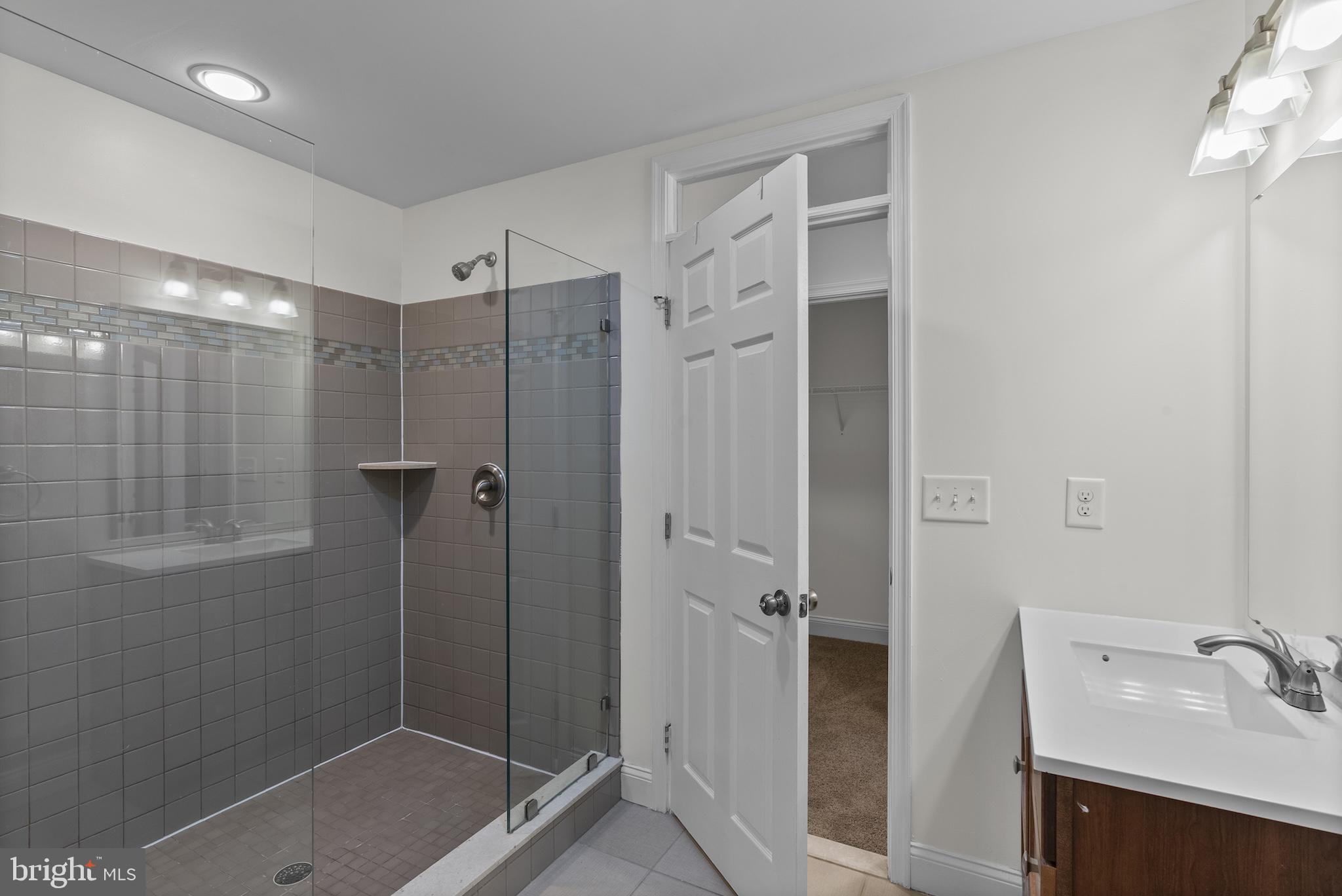 402 East Fort Avenue Baltimore, MD 21230 - Photo 21 of 35 a bathroom with a shower and a sink