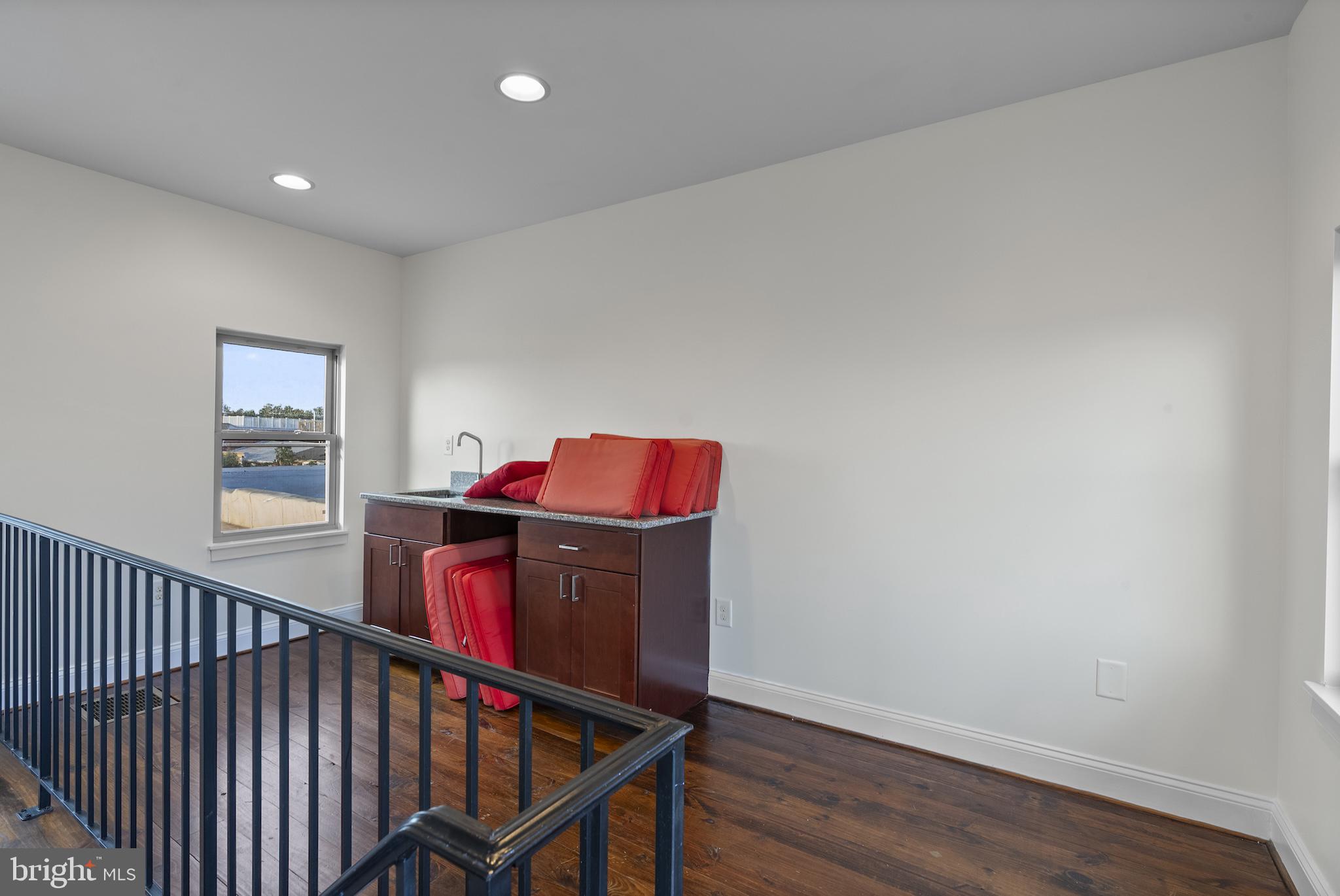 402 East Fort Avenue Baltimore, MD 21230 - Photo 9 of 35 a balcony with wooden floor and furniture