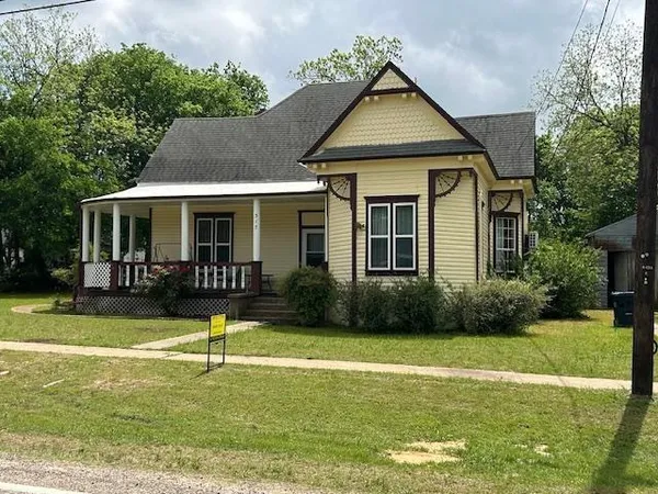 $347,500 | 317 East Grand Avenue, Whitewright, TX 75491