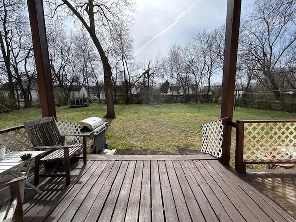 a view of a yard in front of house