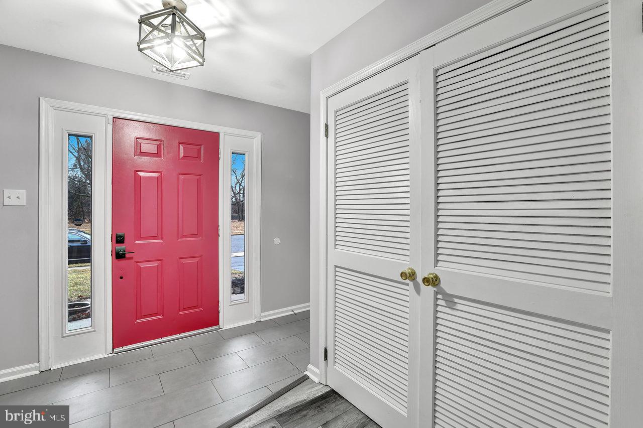 34 London Road Burlington, NJ 08016 - Photo 2 of 36 Foyer