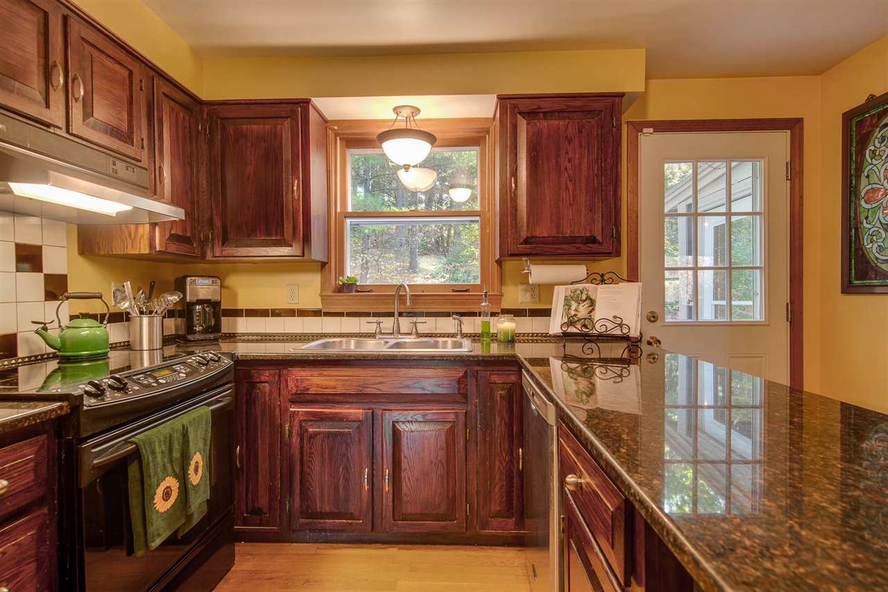 17 Pettingale Road Amherst, NH 03031 - Photo 2 of 29