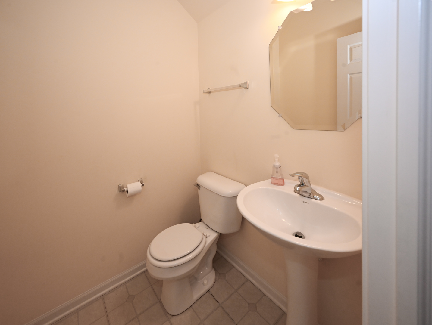 573 Telluride Drive Gilberts, IL 60136 - Photo 11 of 24 a bathroom with a sink a toilet and mirror