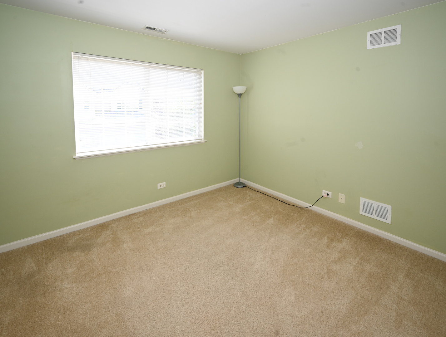 573 Telluride Drive Gilberts, IL 60136 - Photo 13 of 24 an empty room with a window