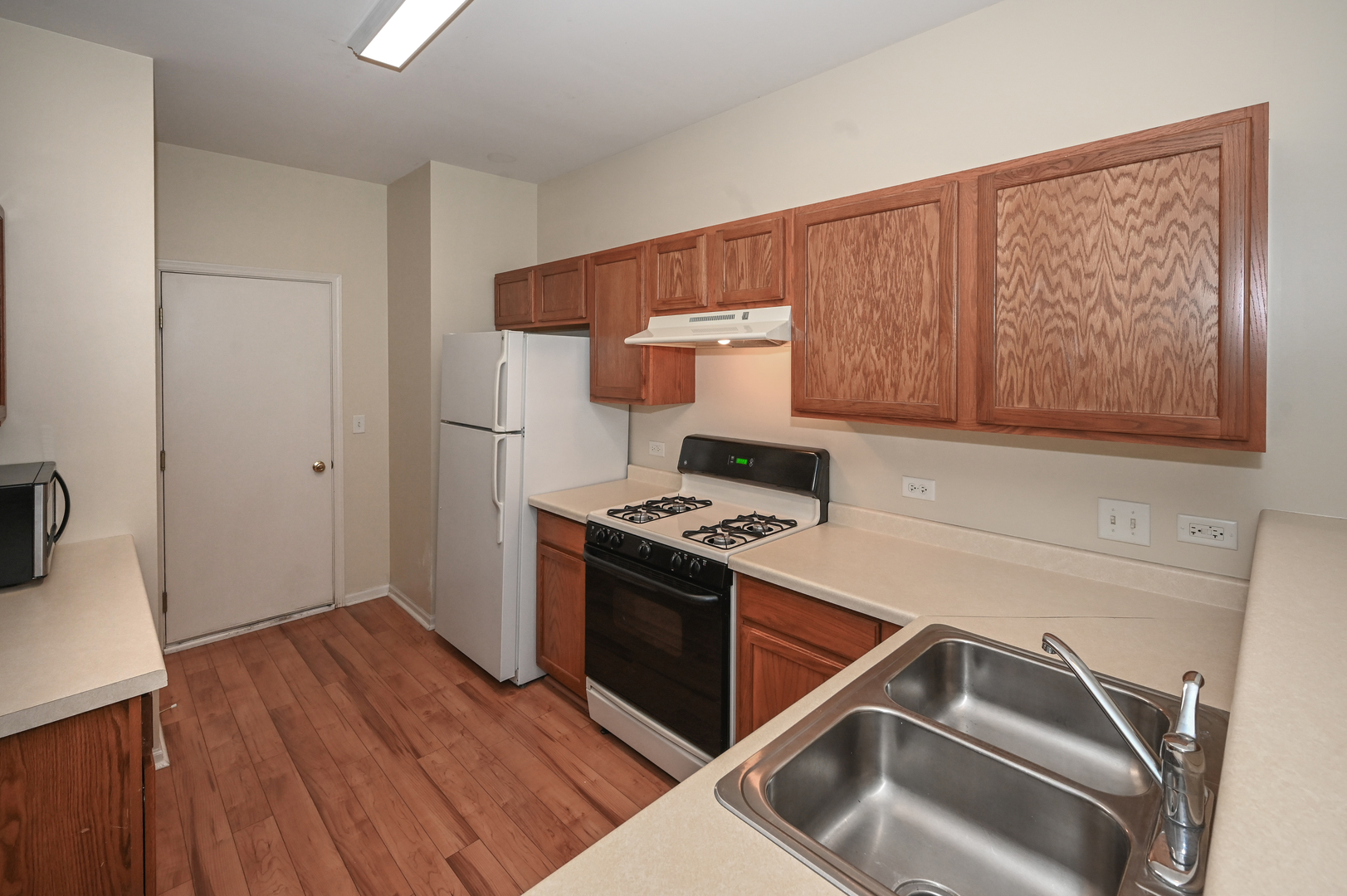 573 Telluride Drive Gilberts, IL 60136 - Photo 3 of 24 a kitchen with a stove and a microwave