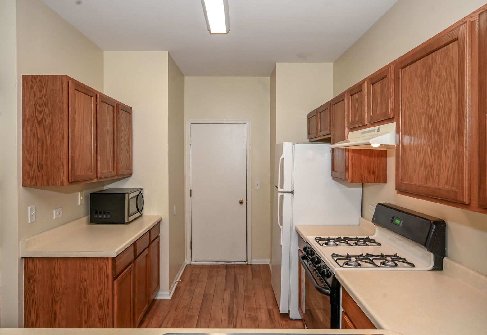 573 Telluride Drive Gilberts, IL 60136 - Photo 4 of 24 a kitchen with a stove a sink and a microwave
