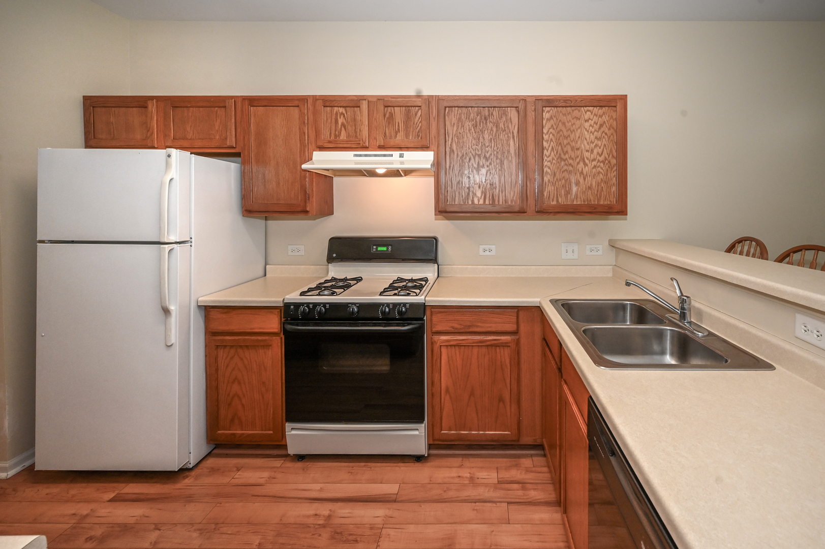 573 Telluride Drive Gilberts, IL 60136 - Photo 5 of 24 a kitchen with a refrigerator sink and stove