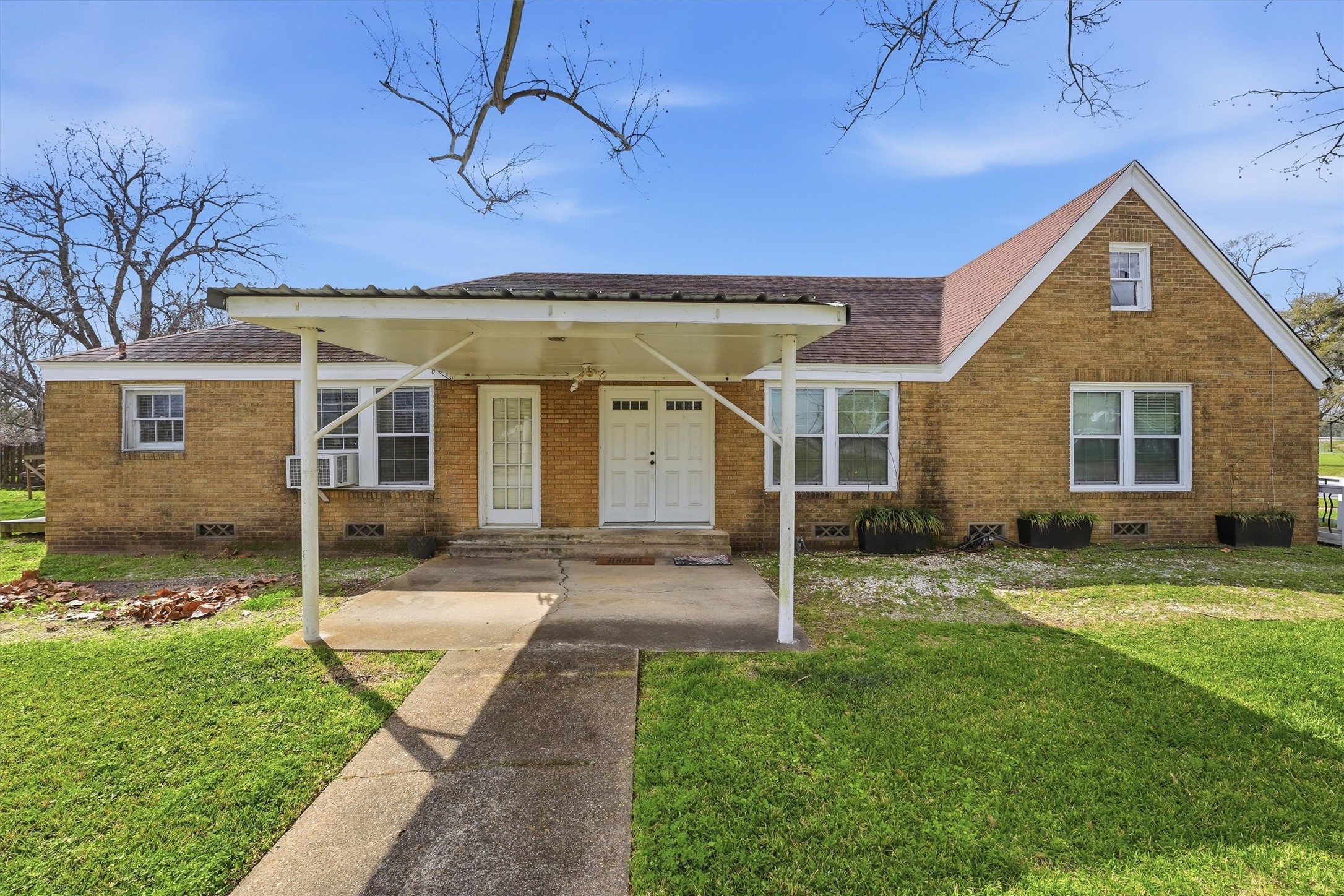403 South Velasco Street Angleton, TX 77515 - Photo 2 of 25 front view of a house with a yard
