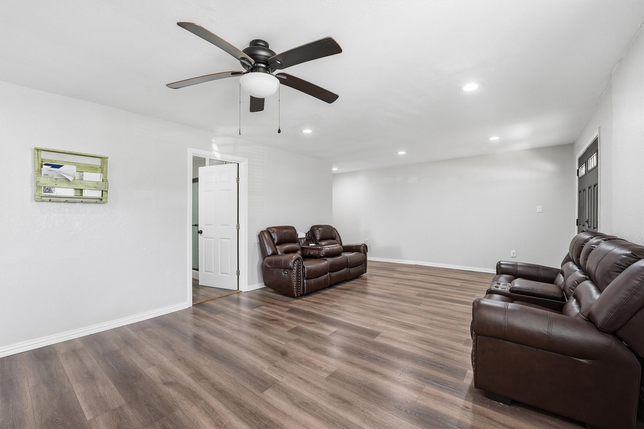 403 South Velasco Street Angleton, TX 77515 - Photo 5 of 25 a living room with furniture