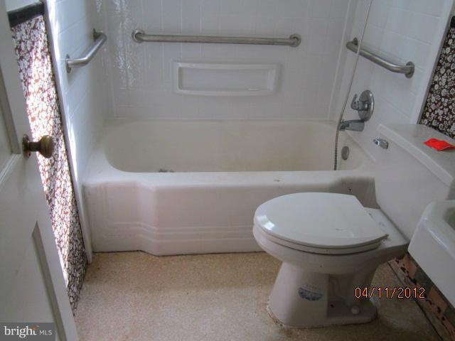 2621 Plainfield Road Dundalk, MD 21222 - Photo 3 of 12 Bath