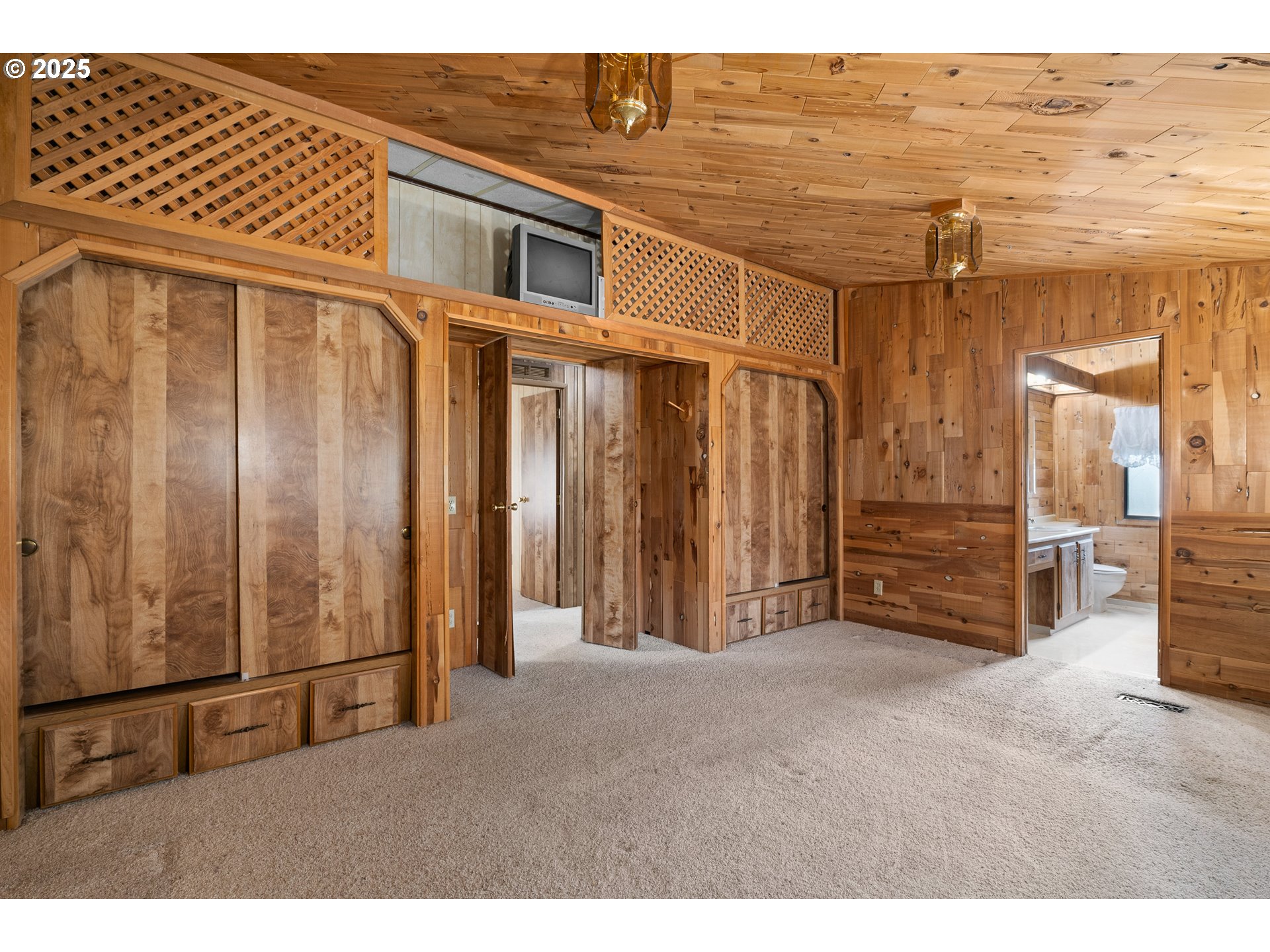 5209 Beagle Road White City, OR 97503 - Photo 16 of 48 a view of a house with a outdoor space