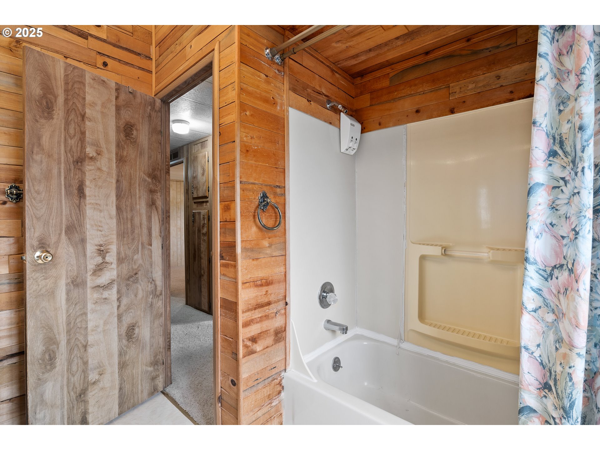 5209 Beagle Road White City, OR 97503 - Photo 22 of 48 a bathroom with a shower and a tub