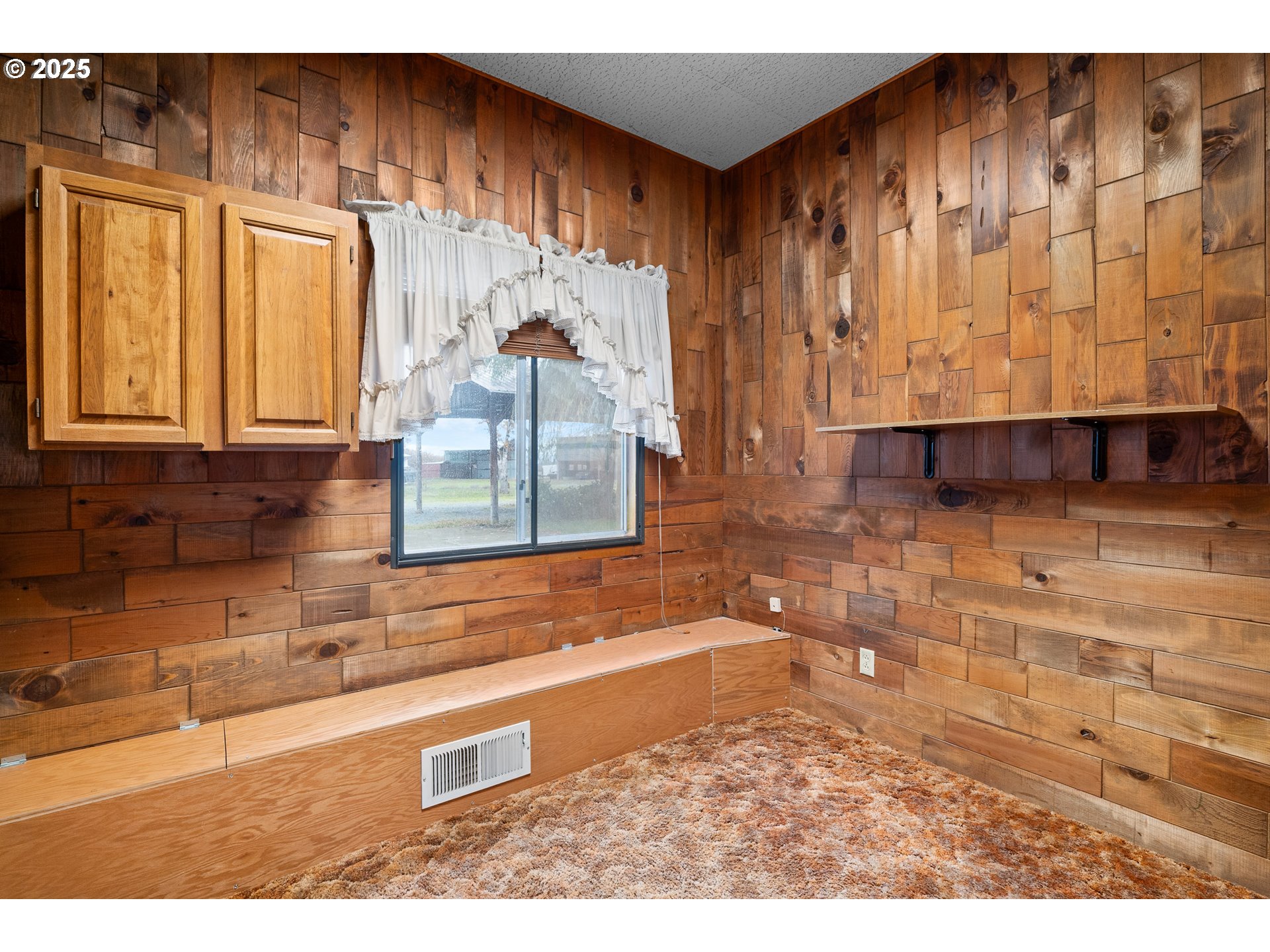 5209 Beagle Road White City, OR 97503 - Photo 23 of 48 a bathroom with a bathtub and a shower