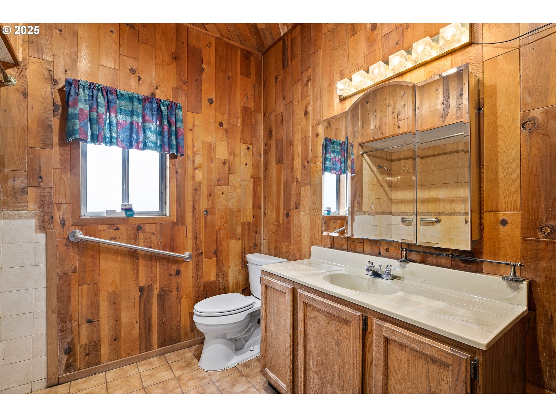 5209 Beagle Road White City, OR 97503 - Photo 25 of 48 a bathroom with a sink a toilet and shower