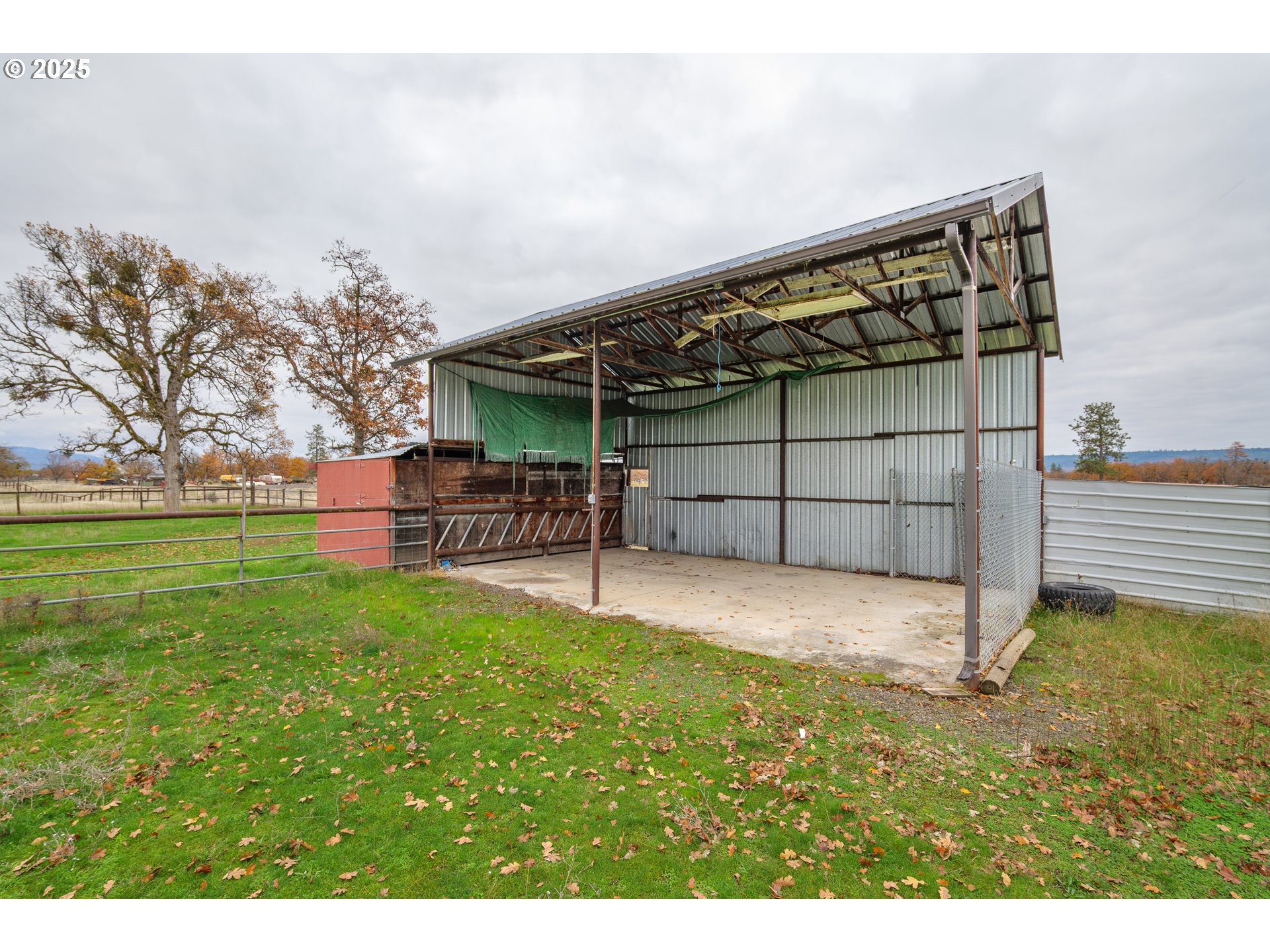 5209 Beagle Road White City, OR 97503 - Photo 37 of 48 a backyard of a house with table and chairs