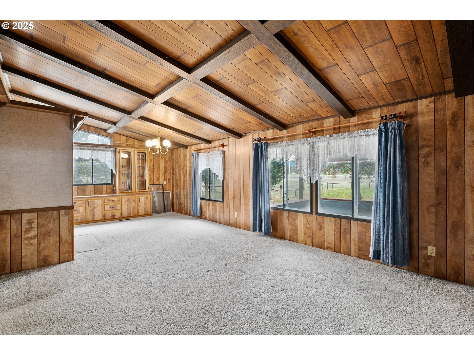 5209 Beagle Road White City, OR 97503 - Photo 7 of 48 a view of large room