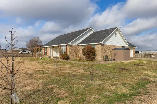 a view of an house with backyard and garden