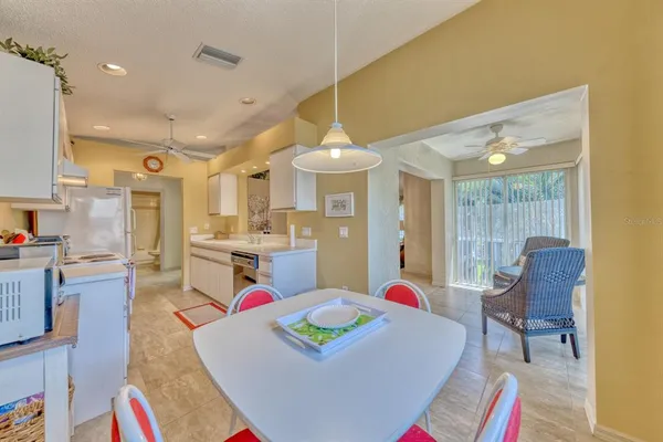 $2,200 | 5634 Sheffield Greene Circle, Unit 18, Sarasota, FL 34235