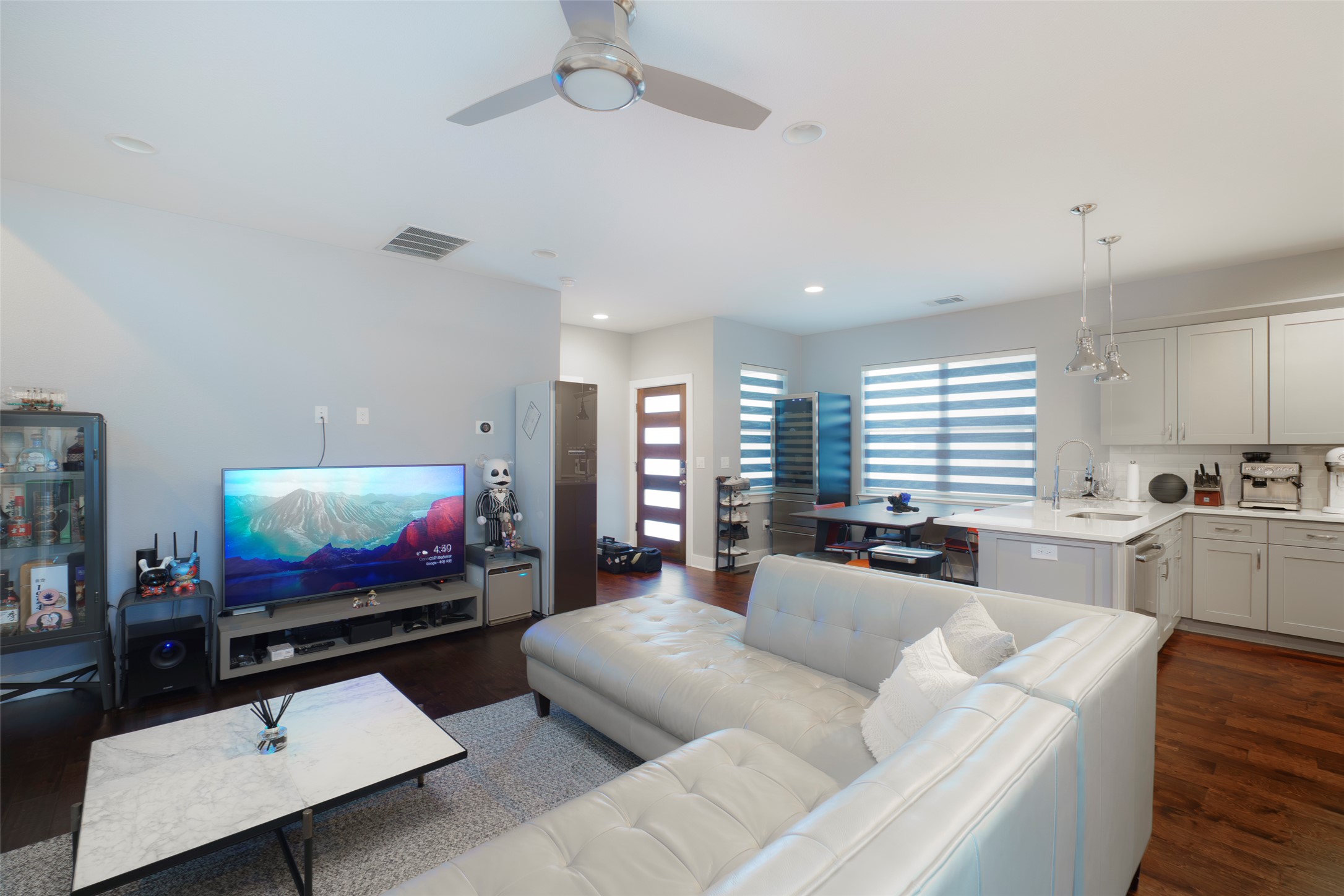 302 Delmar Avenue, Unit B Austin, TX 78752 - Photo 10 of 19 a living room with furniture and a flat screen tv