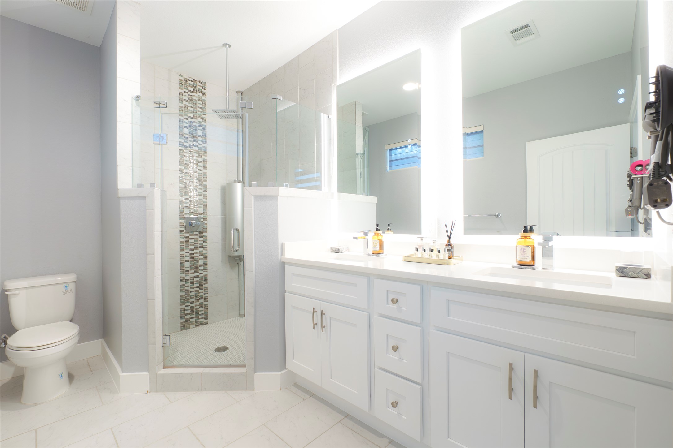 302 Delmar Avenue, Unit B Austin, TX 78752 - Photo 15 of 19 a bathroom with a toilet sink and shower