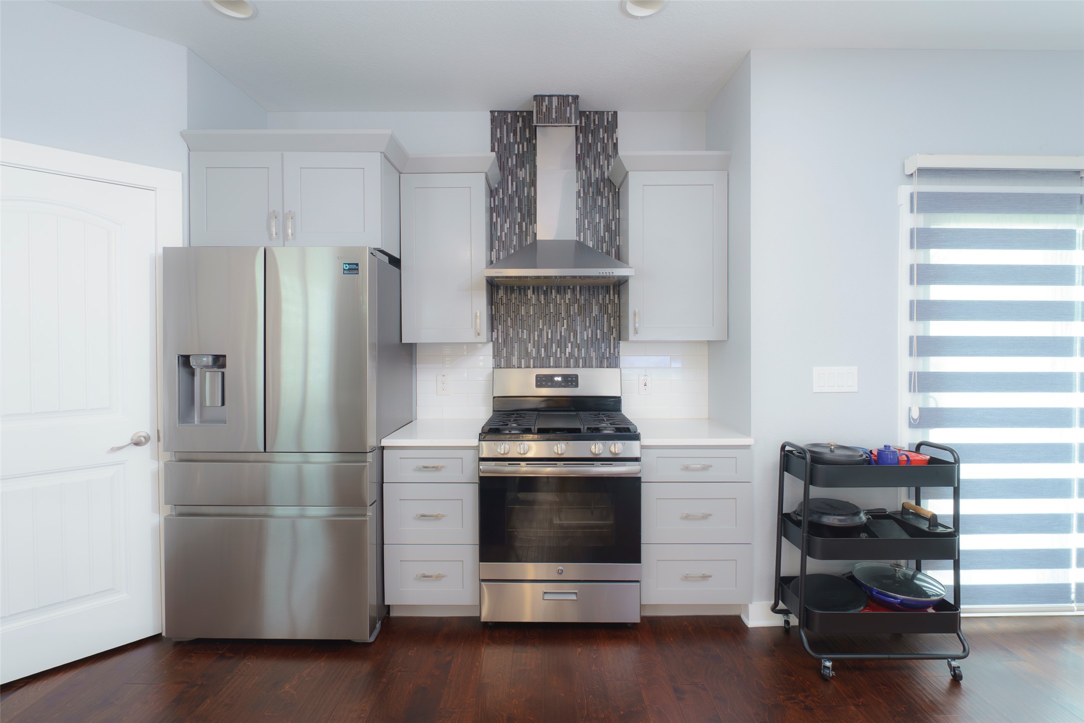 302 Delmar Avenue, Unit B Austin, TX 78752 - Photo 2 of 19 a kitchen with a stove and a refrigerator