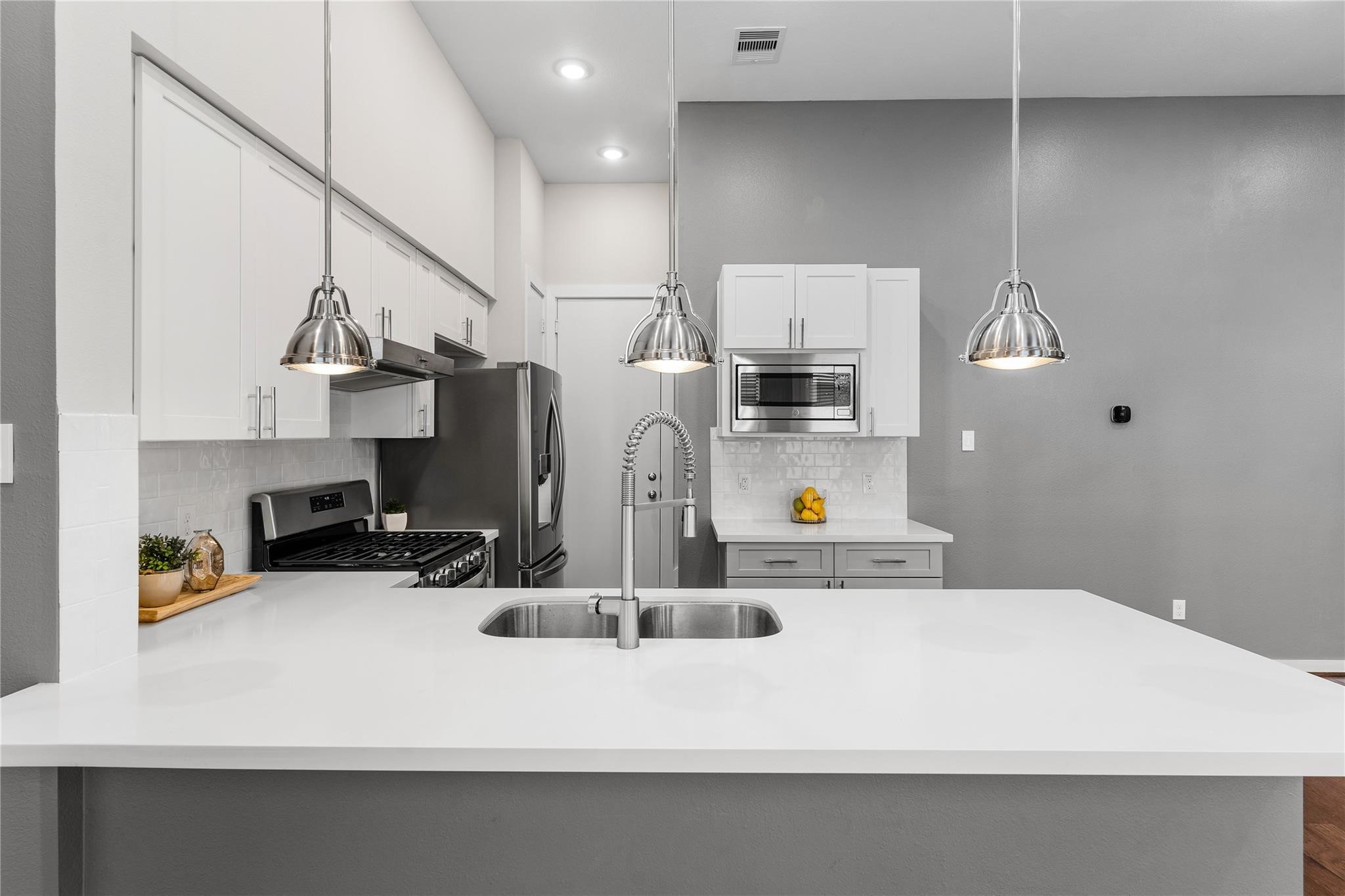 4705 Thornton Grove Houston, TX 77018 - Photo 11 of 27