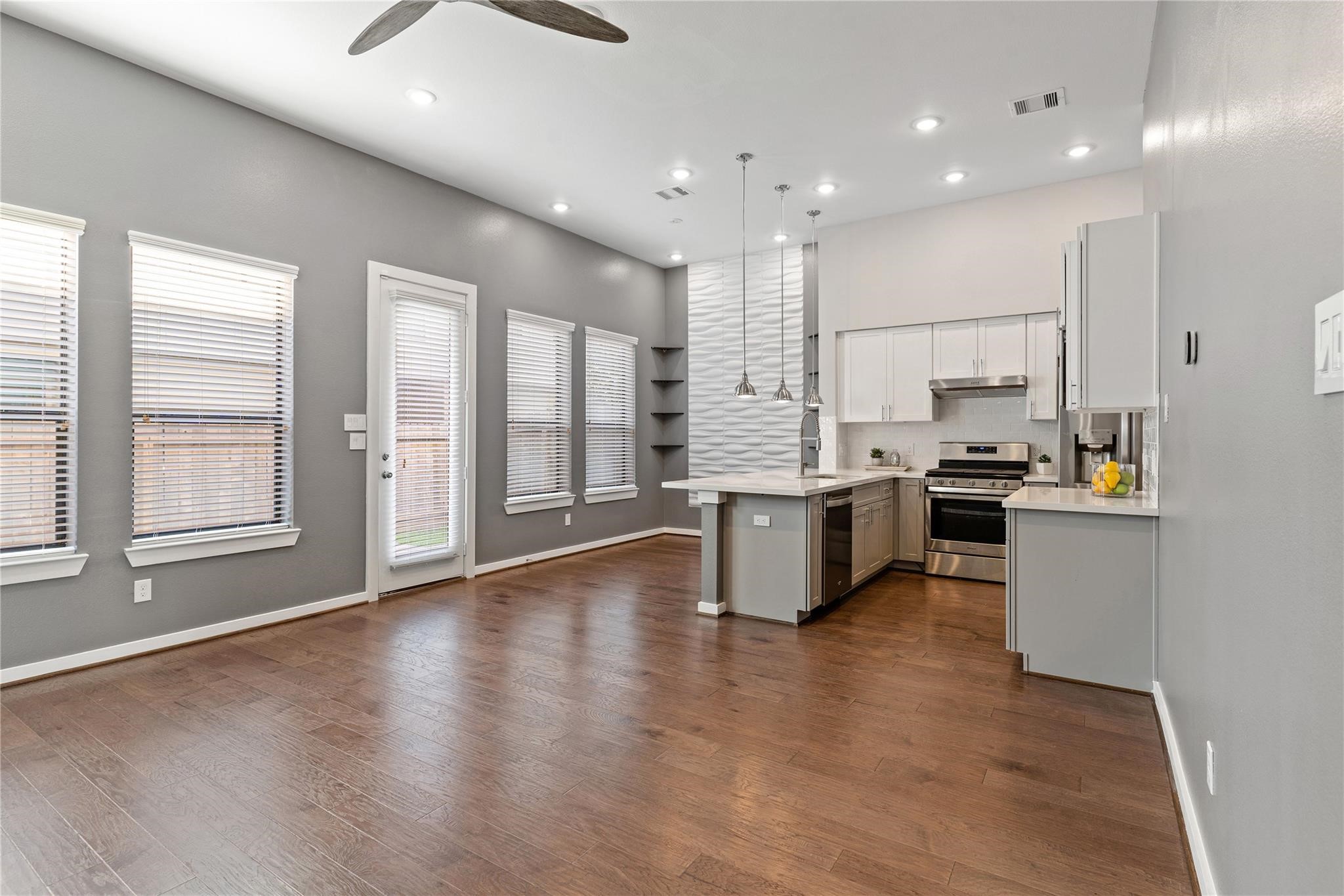 4705 Thornton Grove Houston, TX 77018 - Photo 2 of 27