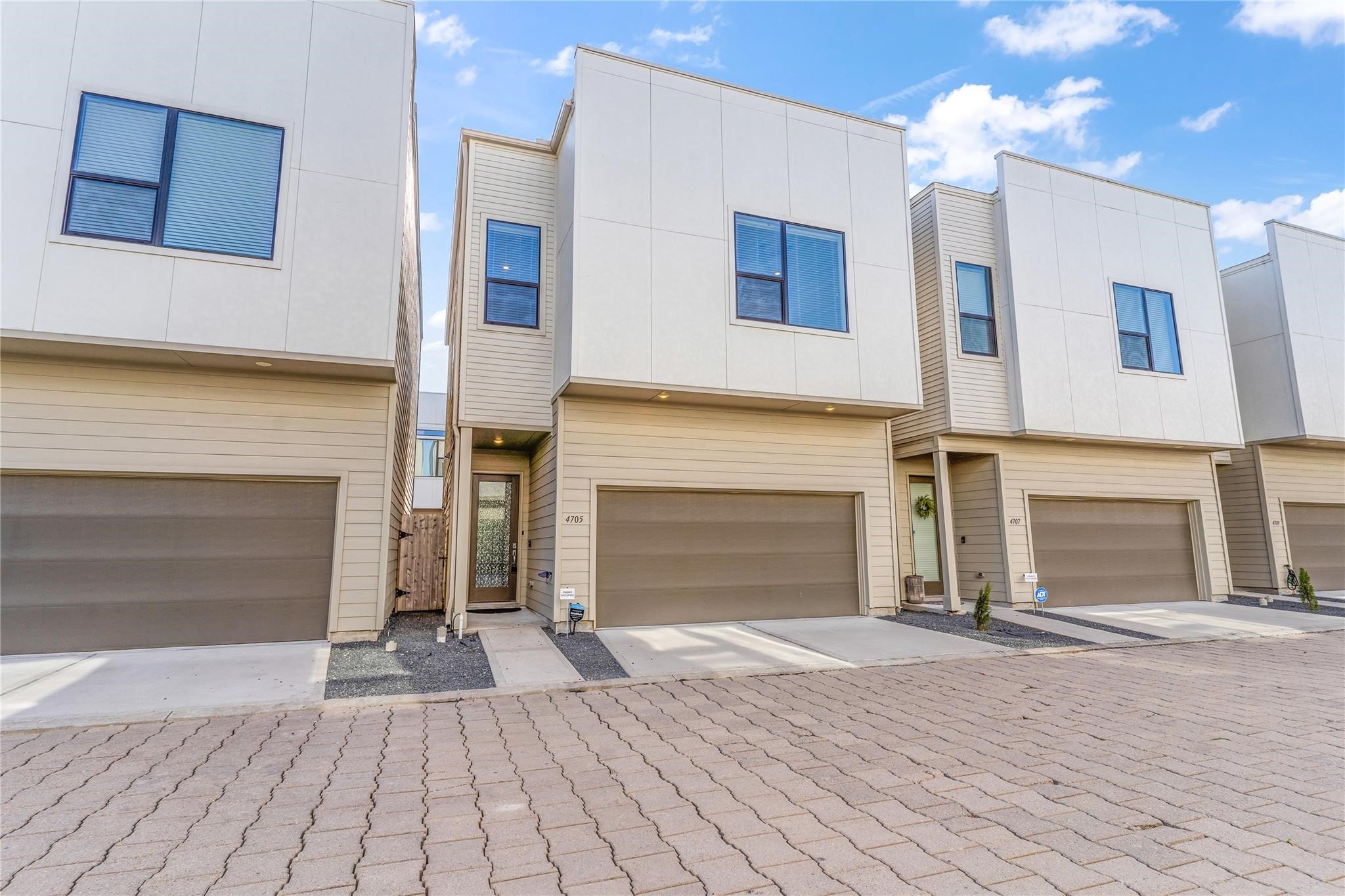 4705 Thornton Grove Houston, TX 77018 - Photo 3 of 27