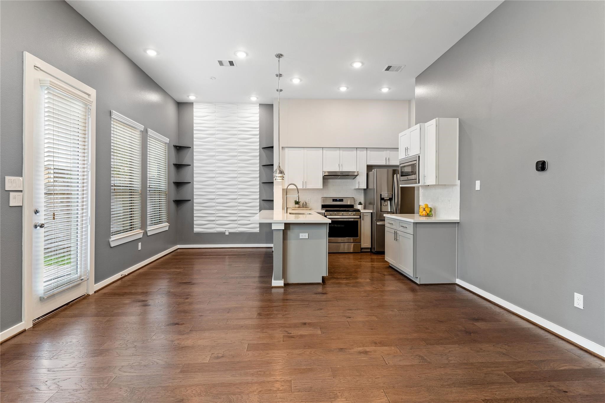 4705 Thornton Grove Houston, TX 77018 - Photo 8 of 27