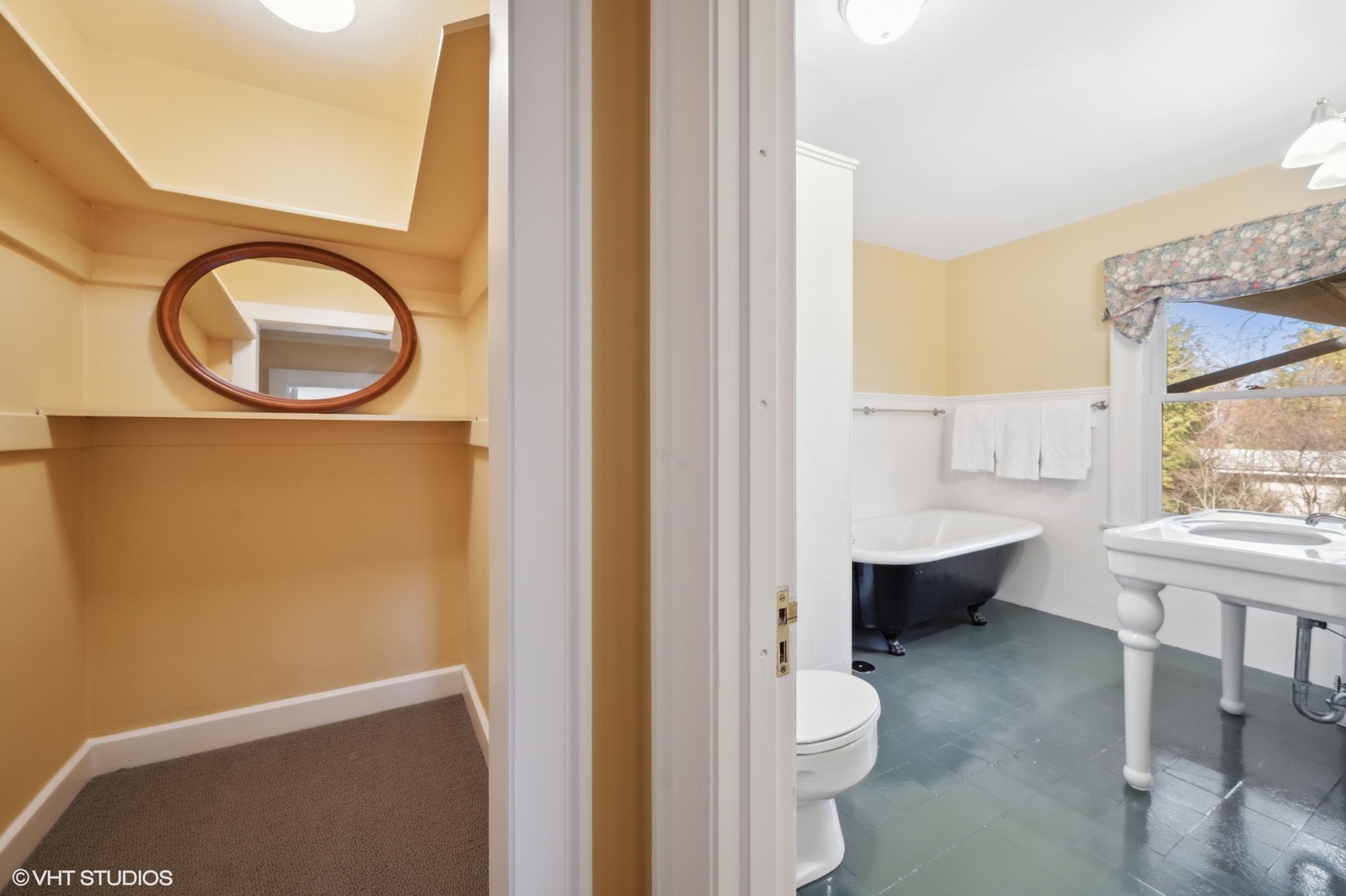 881 Private Road Winnetka, IL 60093 - Photo 33 of 60 a bathroom with a toilet sink a mirror and bathtub