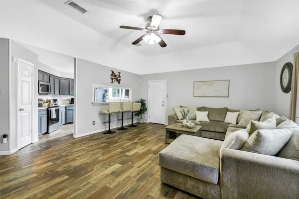 $2,000 | 710 Razee Court, Crosby, TX 77532