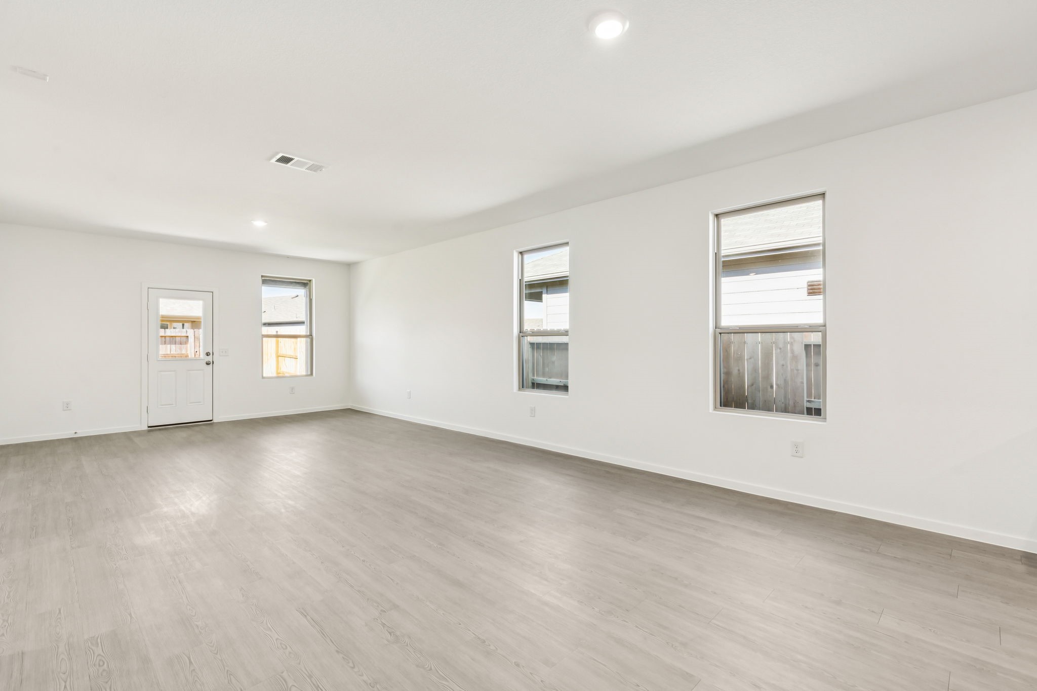 14985 Rustic Moon Road Conroe, TX 77302 - Photo 10 of 32 an empty room with windows and closet