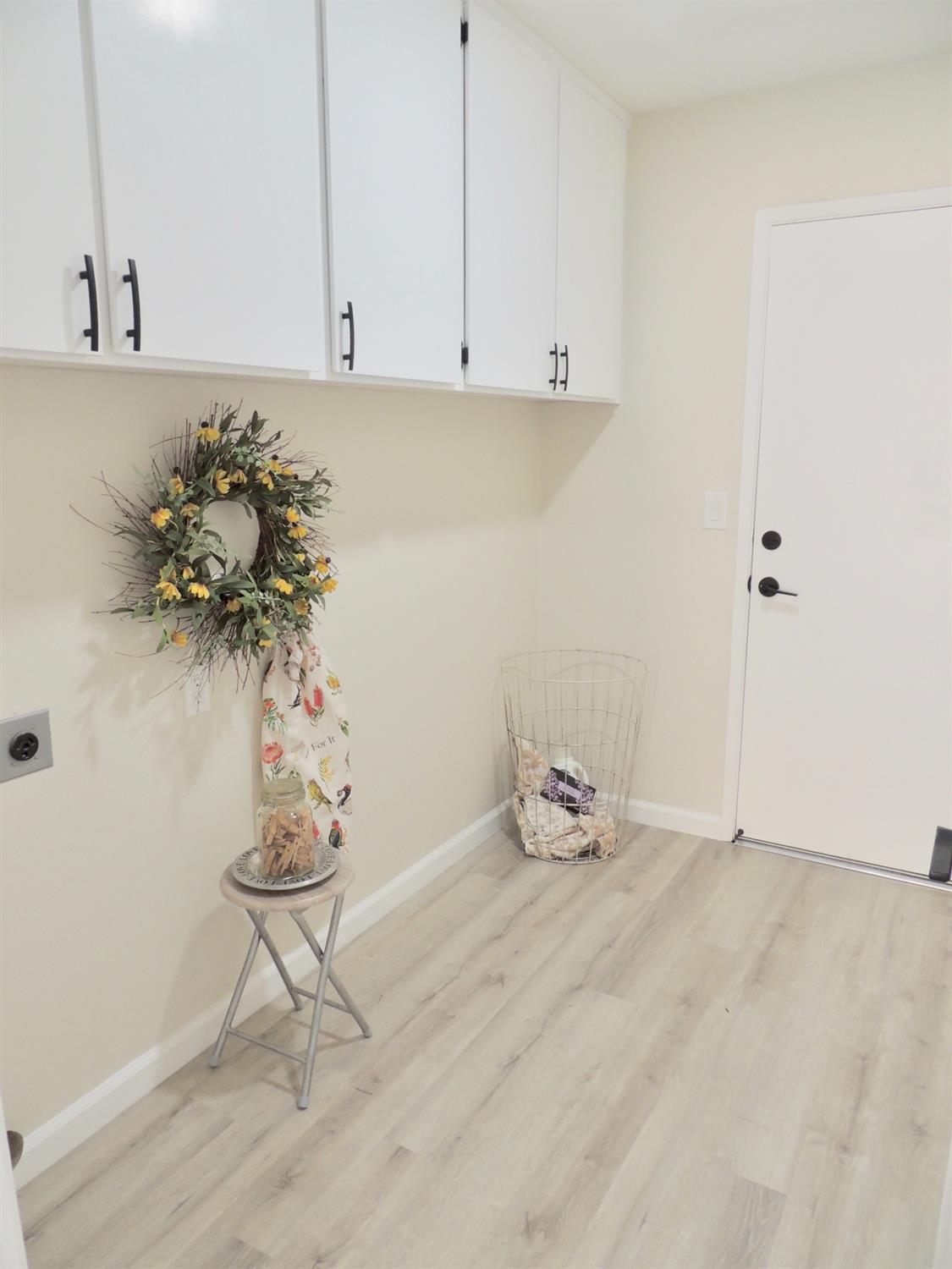 2395 Keats Avenue Clovis, CA 93611 - Photo 17 of 22 a view of table with window and shelf