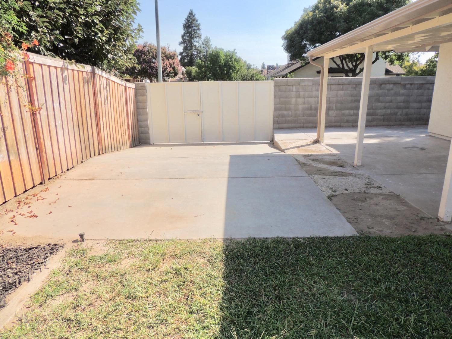2395 Keats Avenue Clovis, CA 93611 - Photo 19 of 22 a backyard of a house