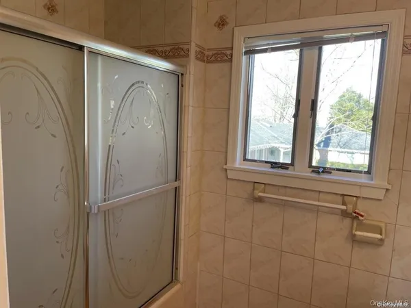 $8,000 | 1 The Beachway, Manhasset, NY 11030