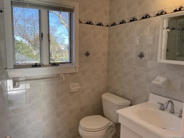 $8,000 | 1 The Beachway, Manhasset, NY 11030