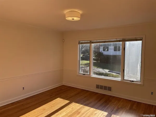 $8,000 | 1 The Beachway, Manhasset, NY 11030