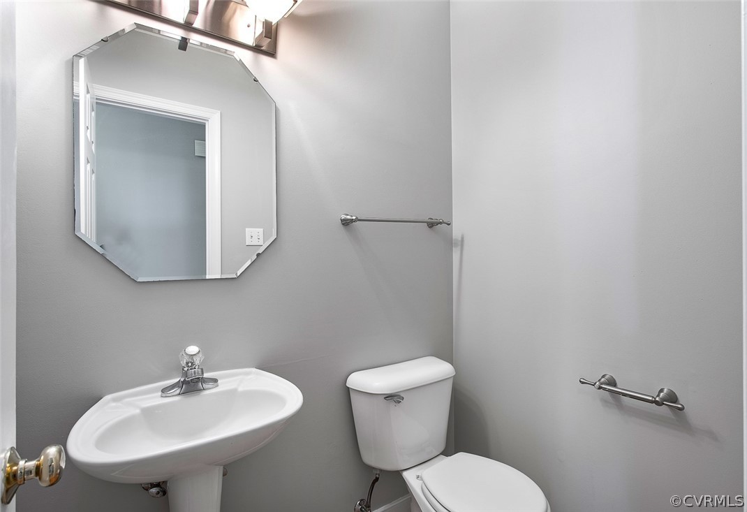 13902 Sagebrook Road Midlothian, VA 23112 - Photo 16 of 37 a bathroom with a toilet a sink and mirror