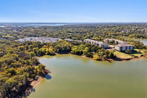 $425,000 | 452 Water's Edge Drive, Unit 822, Hickory Creek, TX 75065