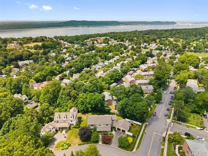 $1,600,000 | 2 Castle Hill Close, Dobbs Ferry, NY 10522