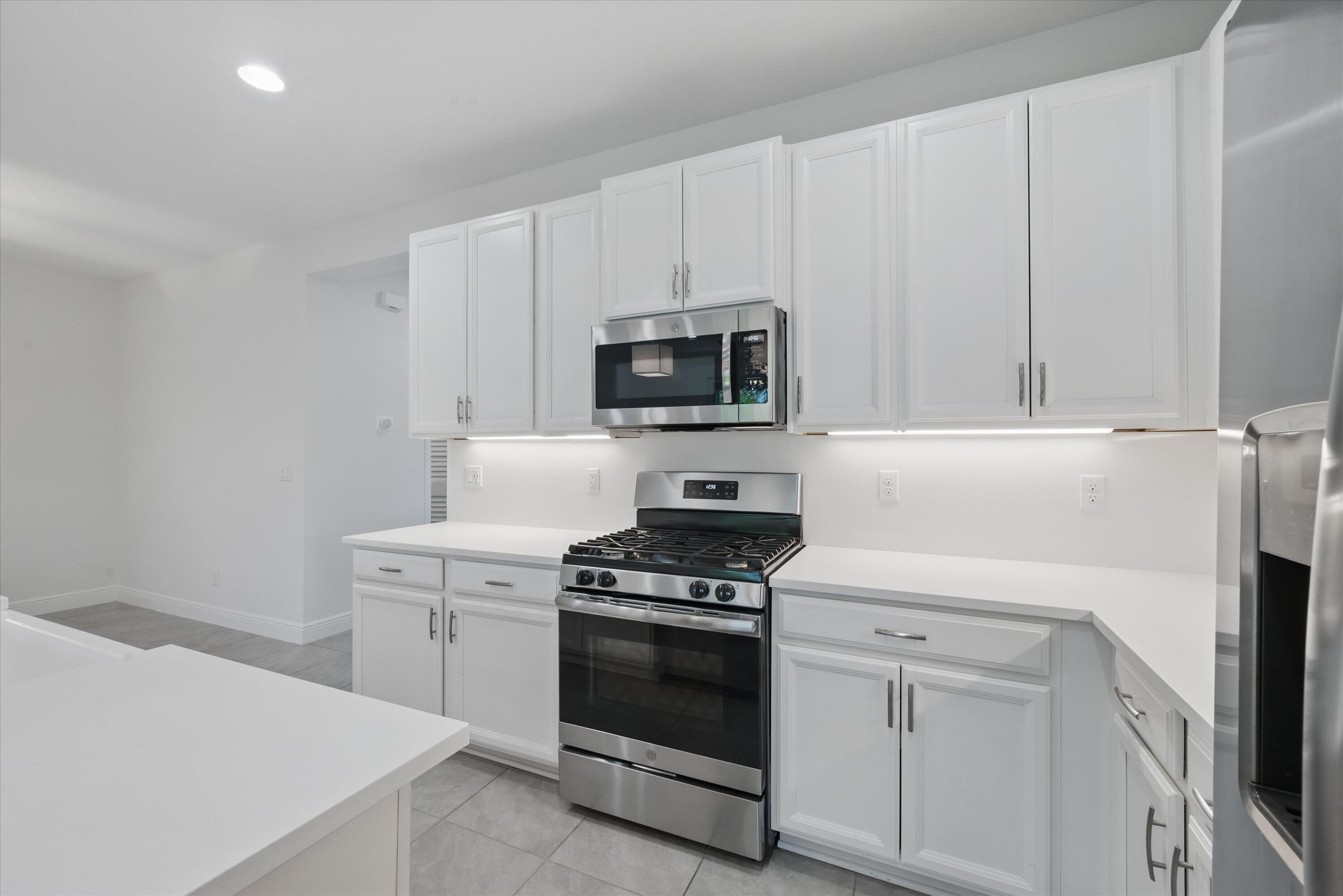 879 Ember Ridge Run Loxahatchee, FL 33470 - Photo 11 of 38 12-Kitchen