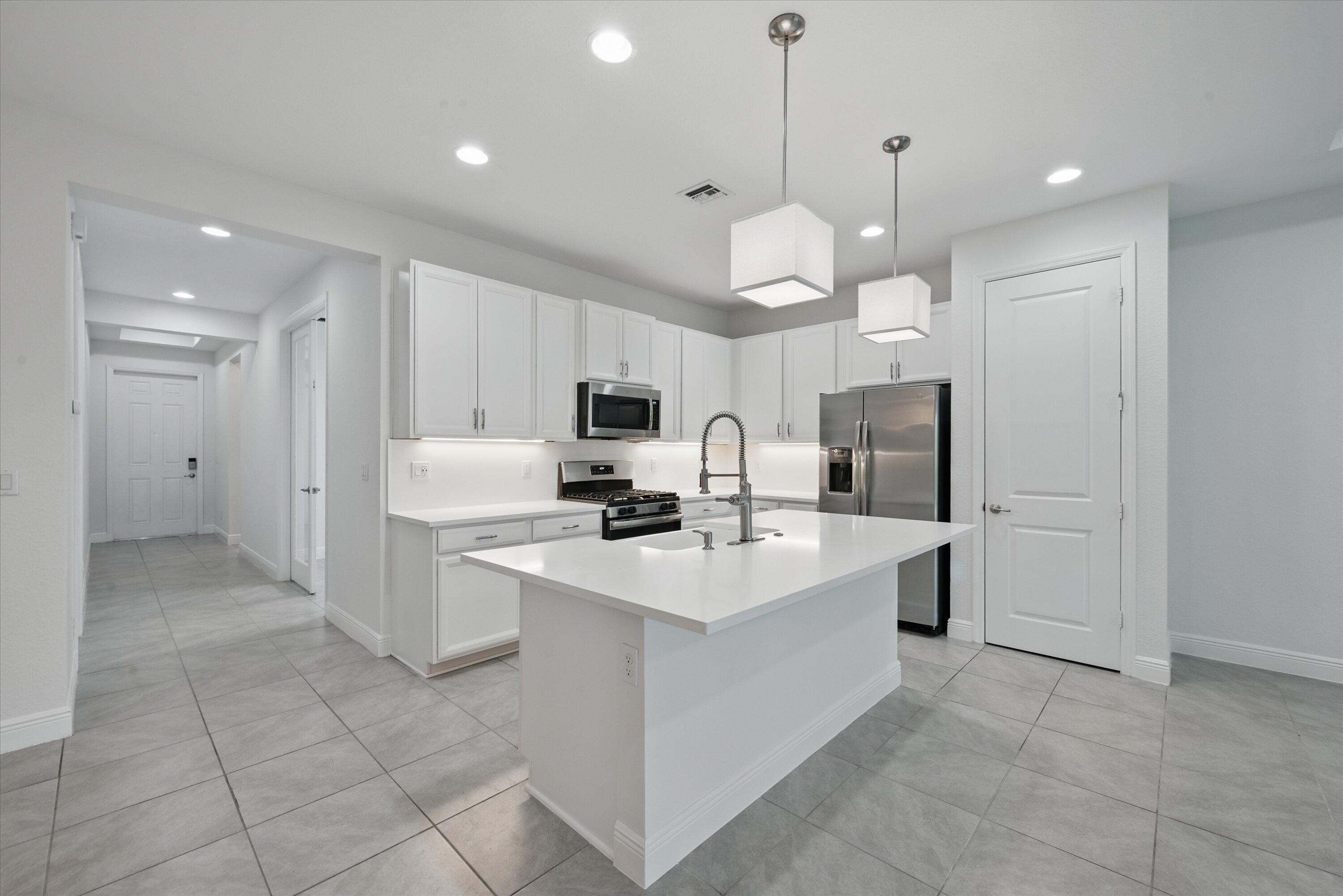 879 Ember Ridge Run Loxahatchee, FL 33470 - Photo 7 of 38 10-Kitchen