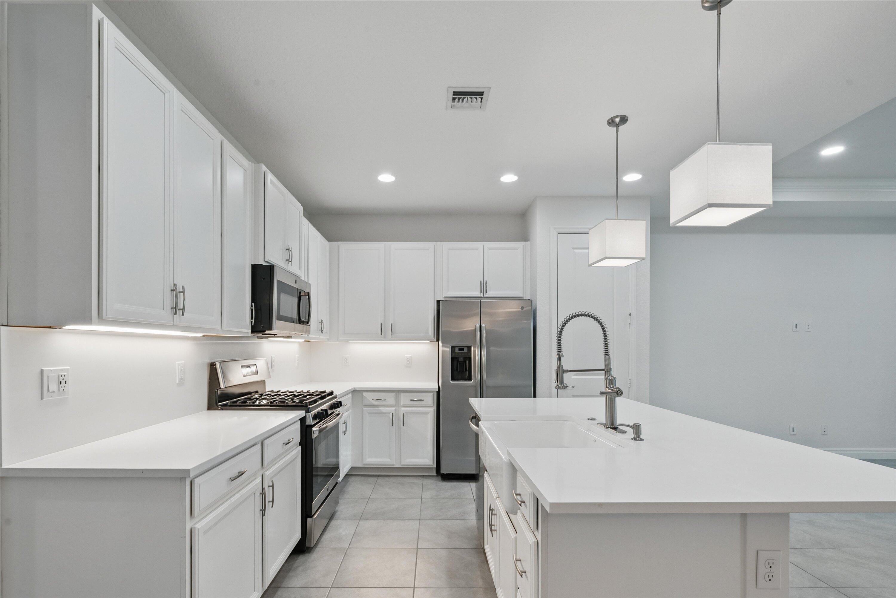 879 Ember Ridge Run Loxahatchee, FL 33470 - Photo 10 of 38 11-Kitchen