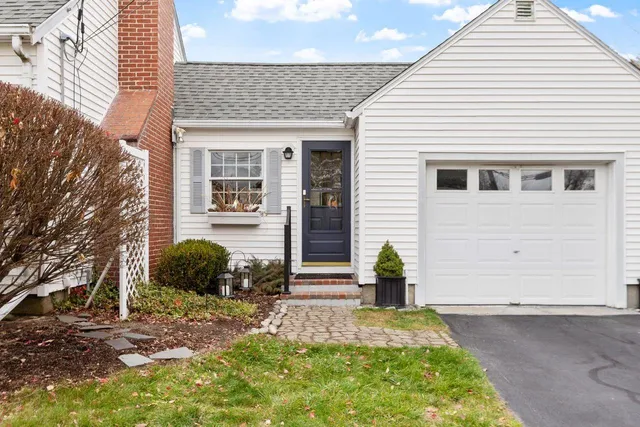 $640,000 | 85 Post Road, North Hampton, NH 03862