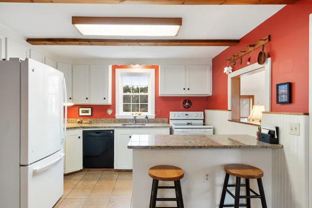 $640,000 | 85 Post Road, North Hampton, NH 03862