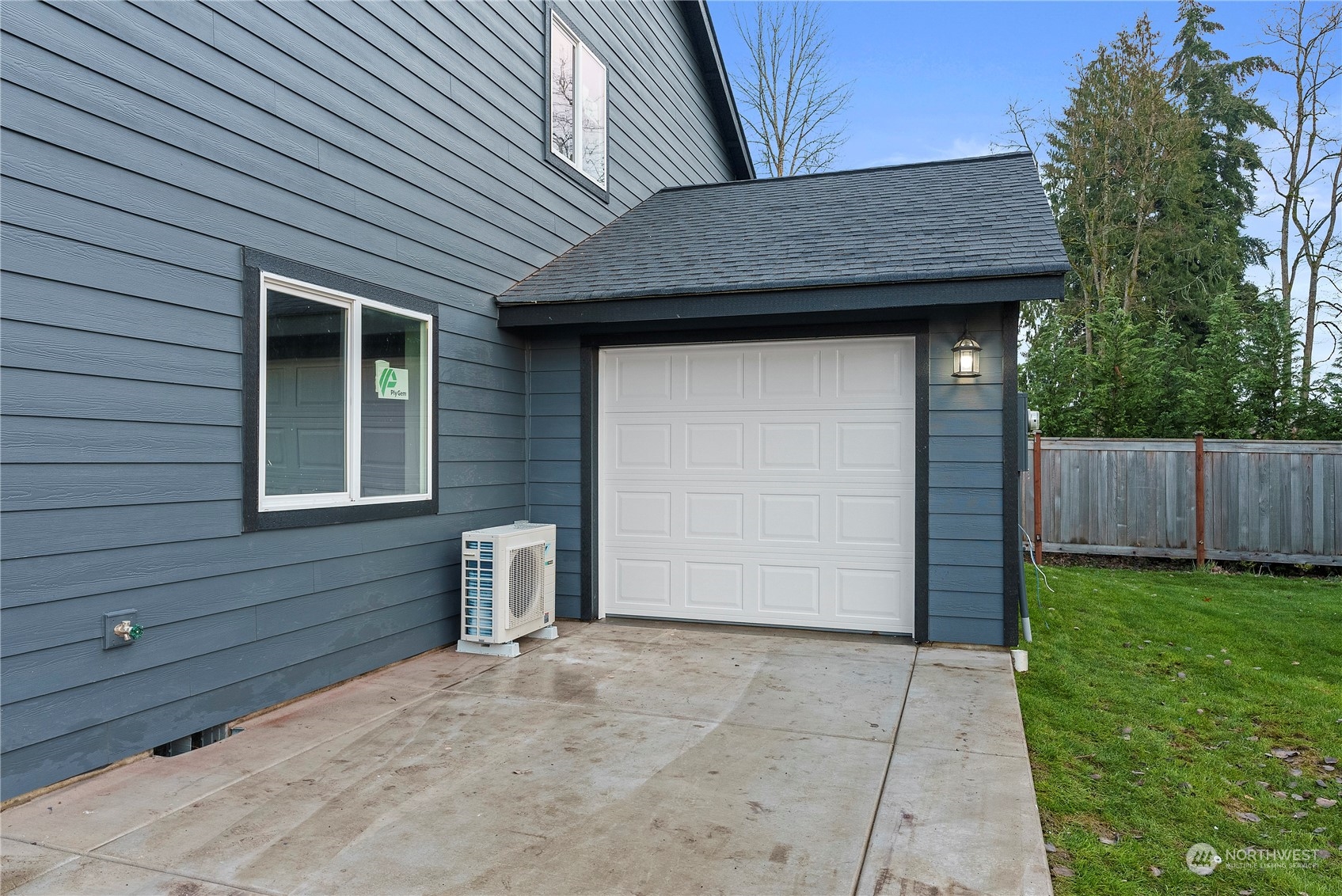 2915 Jackson Highway, Unit A Chehalis, WA 98532 - Photo 4 of 30 a front view of a house with a yard